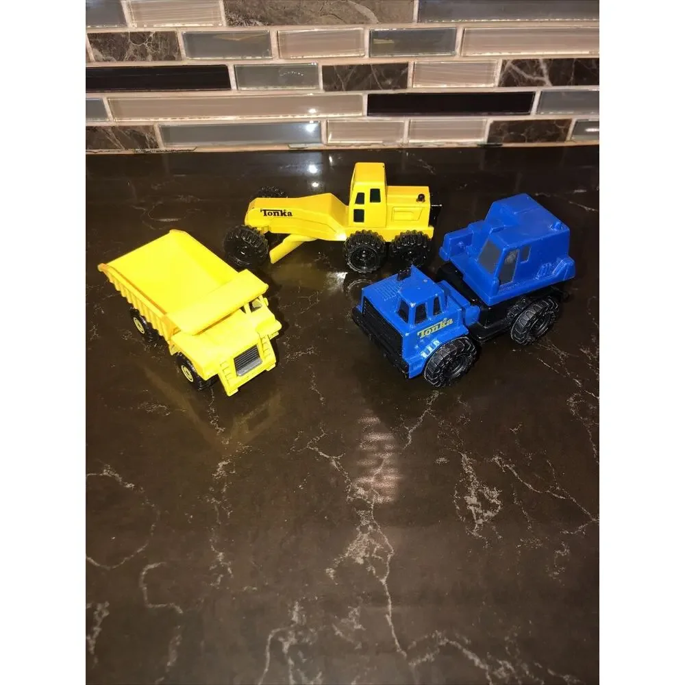 vintage Tonka Corp. Mini Tractor Toy Kids Tonka Tractors dump truck‎ Lot Of 3